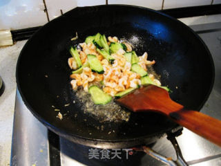 木耳黄瓜炒虾仁的做法步骤：9