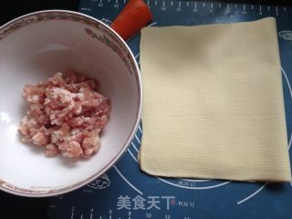 豆腐皮肉卷的做法步骤：1