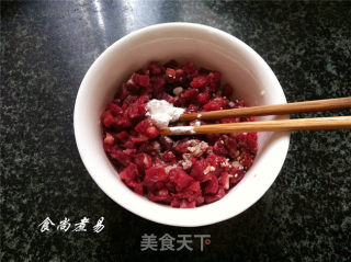 酥脆牛肉卷的做法步骤：2