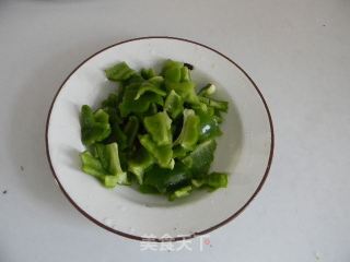 筋头巴脑炒青椒的做法步骤：2