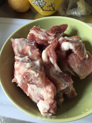 莲藕排骨汤的做法步骤：1