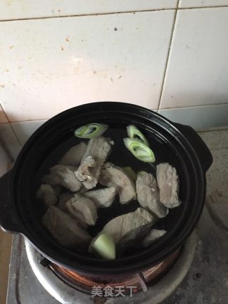 莲藕排骨汤的做法步骤：7