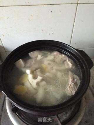 莲藕排骨汤的做法步骤：9
