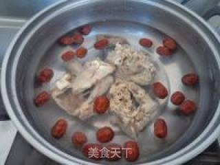 白萝卜红枣鸭骨汤的做法步骤：2