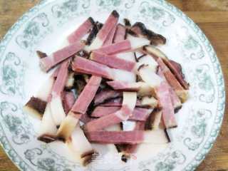 红萝卜丁炒腊肉的做法步骤：3