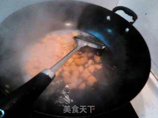 红萝卜丁炒腊肉的做法步骤：4