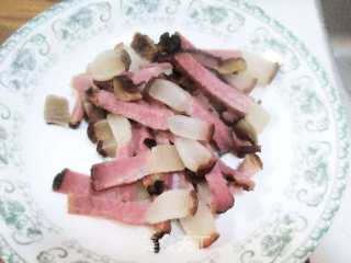 红萝卜丁炒腊肉的做法步骤：7