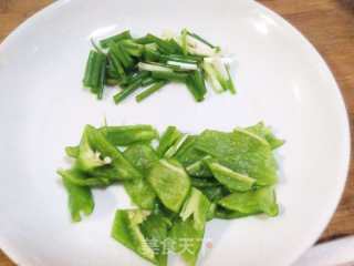 红萝卜丁炒腊肉的做法步骤：8