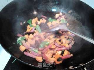 红萝卜丁炒腊肉的做法步骤：11