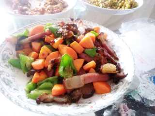 红萝卜丁炒腊肉的做法步骤：12