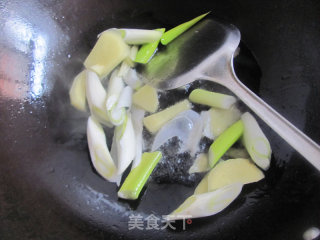 四步炒出简单的油爆虾的做法步骤：2
