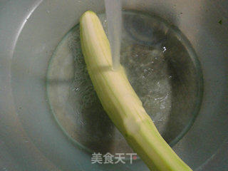 鹌鹑蛋炒夜开花的做法步骤：2