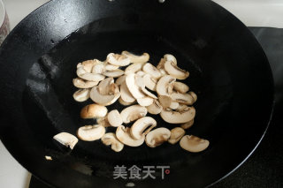 番茄口蘑蛋花汤的做法步骤：3