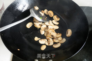 番茄口蘑蛋花汤的做法步骤：4