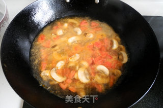 番茄口蘑蛋花汤的做法步骤：7