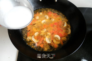 番茄口蘑蛋花汤的做法步骤：8