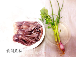 白灼鱿鱼须的做法步骤：1