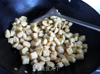芹菜丁炒馒头的做法步骤：8