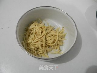 豆皮拌金针菇的做法步骤：1