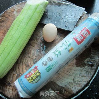 煎鸡蛋丝瓜面的做法步骤：1