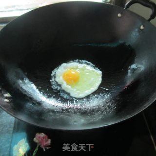 煎鸡蛋丝瓜面的做法步骤：2