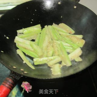煎鸡蛋丝瓜面的做法步骤：5