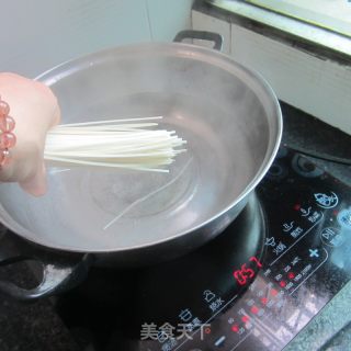 煎鸡蛋丝瓜面的做法步骤：8