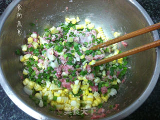 玉米猪肉大馅饼的做法步骤：1