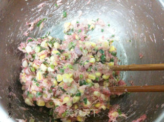 玉米猪肉大馅饼的做法步骤：2