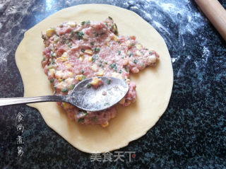 玉米猪肉大馅饼的做法步骤：11