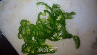 家常的滋味（四）——脆皮烤肠炒青椒丝的做法步骤：3