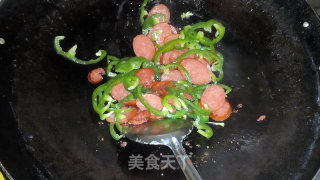 家常的滋味（四）——脆皮烤肠炒青椒丝的做法步骤：5