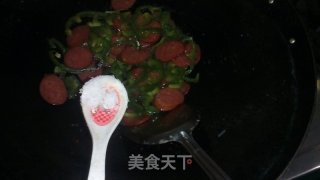 家常的滋味（四）——脆皮烤肠炒青椒丝的做法步骤：6