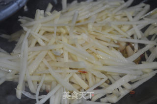 泡椒土豆丝的做法步骤：2