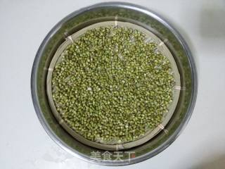 春意盎然~~自发绿豆芽的做法步骤：2