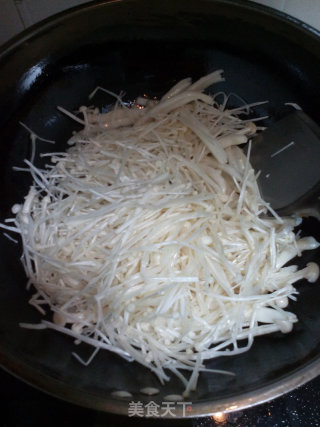 韭菜炒双菇的做法步骤：5
