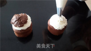 时尚新宠——浓香巧克力奶油杯子蛋糕的做法步骤：16