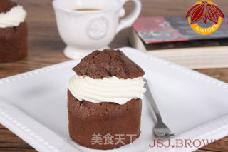 时尚新宠——浓香巧克力奶油杯子蛋糕的做法步骤：17