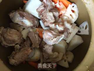 莲藕淮山汤的做法步骤：3