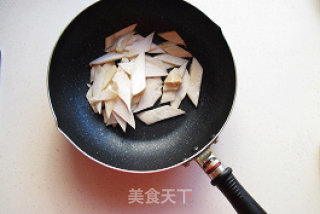 低油更健康：杏鲍菇炒腊八蒜的做法步骤：1