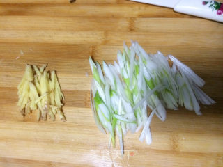 年夜饭必备的清蒸鲈鱼的做法步骤：3