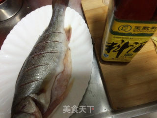 年夜饭必备的清蒸鲈鱼的做法步骤：4