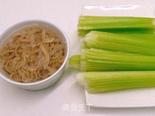 芥末西芹海蜇丝 ☆唬很大海蜇皮1的做法步骤：1
