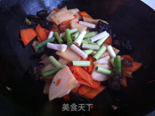 胡萝卜炒竹笋的做法步骤：9