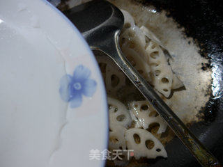 榨菜虾肉炒莲藕的做法步骤：4
