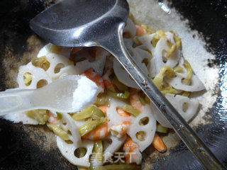 榨菜虾肉炒莲藕的做法步骤：7