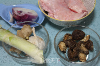 软糯抗衰的经典大菜：【红烧牛筋】（附卷卷葱丝的做法）的做法步骤：1