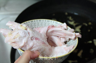 软糯抗衰的经典大菜：【红烧牛筋】（附卷卷葱丝的做法）的做法步骤：4