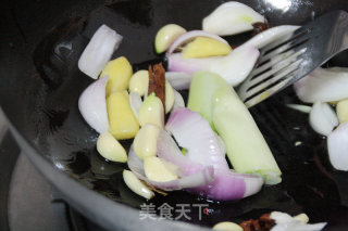 软糯抗衰的经典大菜：【红烧牛筋】（附卷卷葱丝的做法）的做法步骤：10
