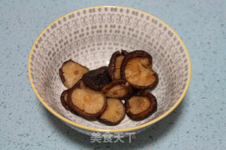软糯抗衰的经典大菜：【红烧牛筋】（附卷卷葱丝的做法）的做法步骤：15